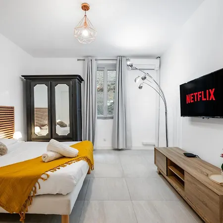 Charme & Authenticite Au Coeur De La Vieille Apartment